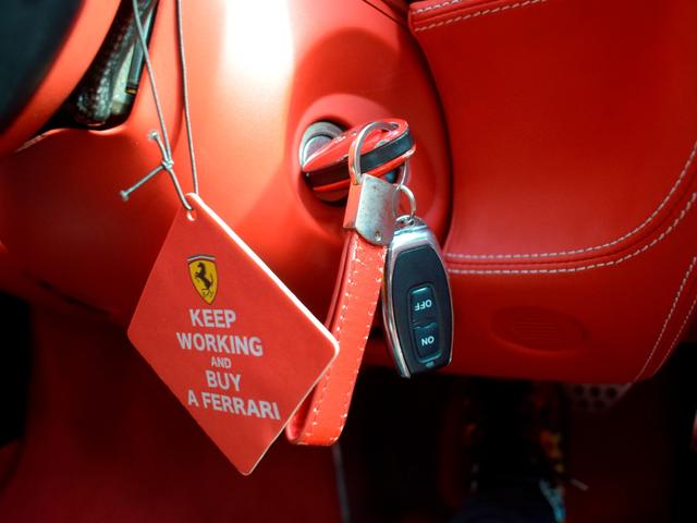 ４５８イタリア ベースグレード　２０１３年モデル　ＬＥＤカーボンステリング　ＲＯＷＥＮマフラー　Ｒｏｍａｎｏ２０ｉｎＡＷ　ＡｕｔｏＶｅｌｏｃｅリアパネル＆スポイラー　電動レザーシート　バックカメラ　コーナーセンサ　禁煙（79枚目）