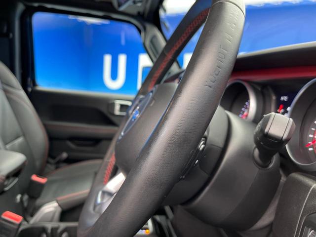 ルビコン アダプティブクルーズコントロール 前面衝突警告 赤ステッチ入り黒革シート シートヒーター ハンドルヒーター ステアリングヒーター LEDヘッドランプ 純正17インチアルミホイール 禁煙車(33枚目)