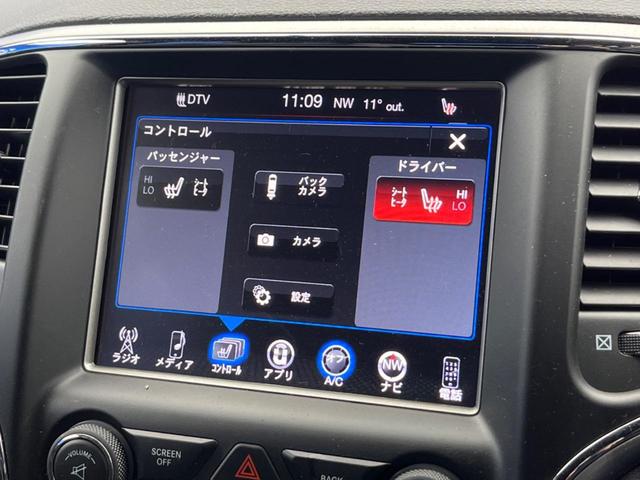 ジープ・グランドチェロキー アルティテュード　Ｕコネクトナビ　バックカメラ　シートヒーター　パワーシート　革・スエードコンビシート　フルセグ　クルーズコントロール　２０インチブラック塗装ＡＷ　クリアランスソナー　禁煙車（5枚目）