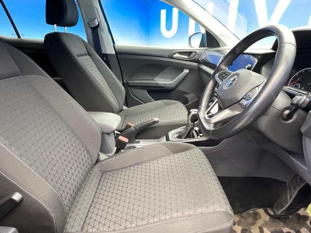Ｔ－クロス ＴＳＩ　１ｓｔ　特別仕様車　ＡＰＰＬＥＣＡＲＰＬＡＹ　アダプティブクルーズコントロール　デュアルオートエアコン　ＬＥＤヘッドランプ　ワイヤレスチャージング　スマートエントリー　純正ナビ　禁煙車　ワンオーナー（9枚目）