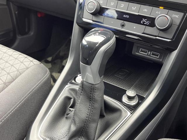 Ｔ－クロス ＴＳＩ　１ｓｔ　特別仕様車　ＡＰＰＬＥＣＡＲＰＬＡＹ　アダプティブクルーズコントロール　デュアルオートエアコン　ＬＥＤヘッドランプ　ワイヤレスチャージング　スマートエントリー　純正ナビ　禁煙車　ワンオーナー（12枚目）