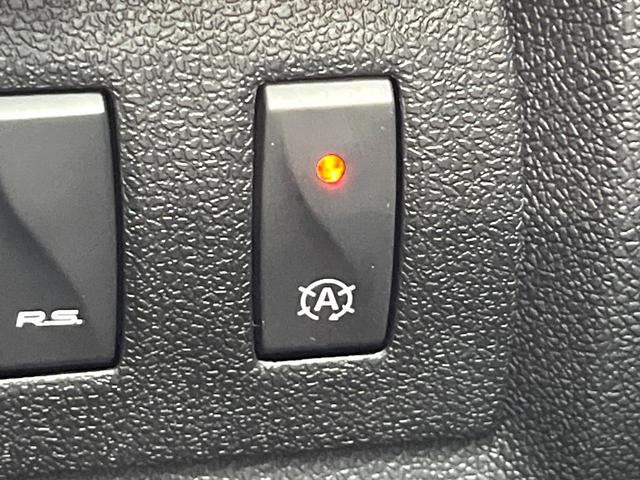 メガーヌ ルノー　スポール　２７３　後期　６ＭＴ　クルーズコントロール　デュアルオートエアコン　Ｂｌｕｅｔｏｏｔｈ　キーレスエントリー　オートライト　アイドリングストップ　純正１８インチ５本ツインスポークアルミホイール　禁煙車（7枚目）