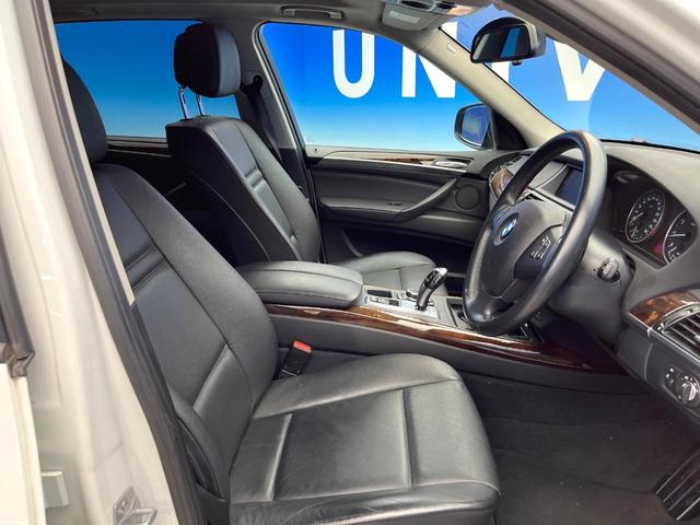 Ｘ５ ｘＤｒｉｖｅ　３５ｉ　黒革シート　前席パワーシート　前席シートヒーター　クルーズコントロール　デュアルオートエアコン　バックカメラ　純正２０インチアルミ　スマートキー　ＨＩＤヘッドランプ　オートライト　純正ナビ　禁煙車（9枚目）