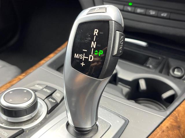 Ｘ５ ｘＤｒｉｖｅ　３５ｉ　黒革シート　前席パワーシート　前席シートヒーター　クルーズコントロール　デュアルオートエアコン　バックカメラ　純正２０インチアルミ　スマートキー　ＨＩＤヘッドランプ　オートライト　純正ナビ　禁煙車（12枚目）