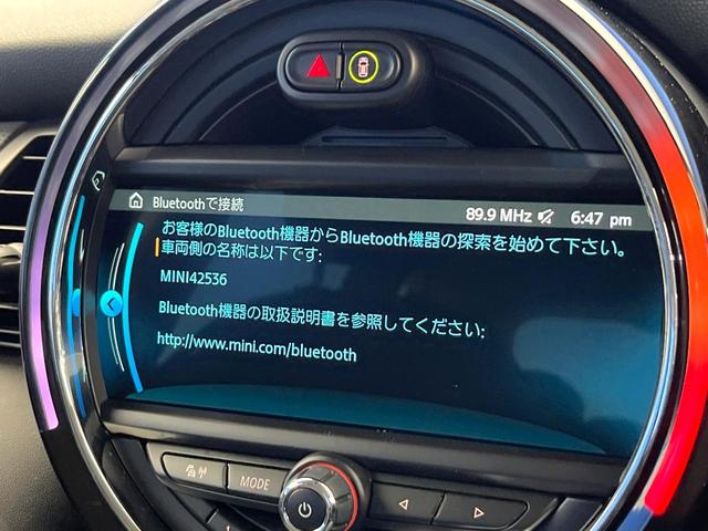 ＭＩＮＩ クーパー　５ドア　ＬＥＤライトＰＫＧ　ペッパーＰＫＧ　純正ナビ　バックカメラ　前席中央アームレスト　衝突回避軽減ブレーキ　デュアルオートエアコン　レインセンサー　オートライト　純正１５インチアルミホイール（6枚目）