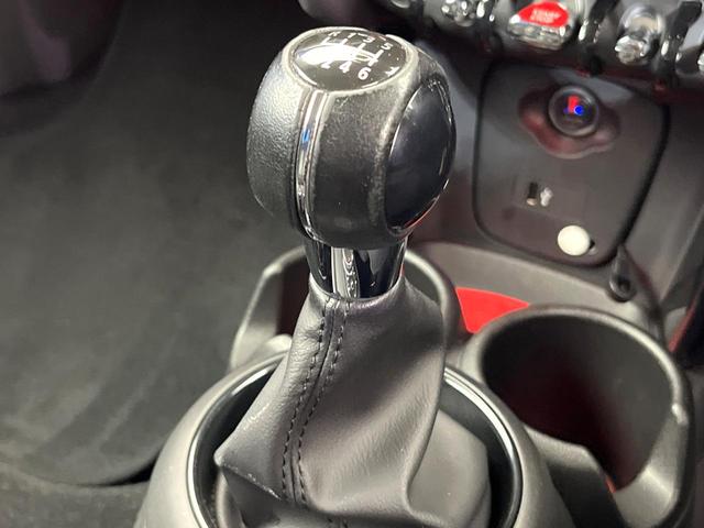 ＭＩＮＩ クーパーＳ　３ＨＤ　６ＭＴ　スポーツドライビングパッケージ　ペッパーパッケージ　リアビューカメラ　アダプティブクルーズコントロール　レーンアシスト　クリアランスソナー　ＬＥＤヘッドランプ　オートライト　純正ナビ（12枚目）