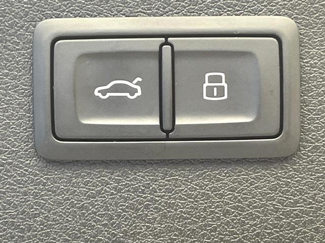 Ｑ３ ２．０ＴＦＳＩクワトロ１８０ＰＳ　後期　４ＷＤ　パワーバックドア　プライバシーガラス　電動リアゲート　前席パワーシート　ＨＩＤヘッドランプ　純正１７インチアルミ　オートライト　バックカメラ　Ｂｌｕｅｔｏｏｔｈ再生　禁煙車（7枚目）