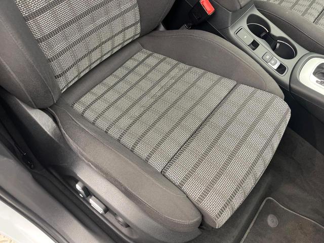 Ｑ３ ２．０ＴＦＳＩクワトロ１８０ＰＳ　後期　４ＷＤ　パワーバックドア　プライバシーガラス　電動リアゲート　前席パワーシート　ＨＩＤヘッドランプ　純正１７インチアルミ　オートライト　バックカメラ　Ｂｌｕｅｔｏｏｔｈ再生　禁煙車（41枚目）