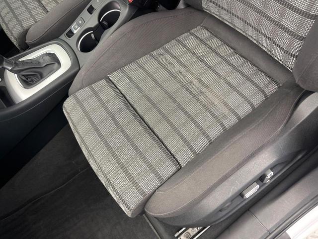 Ｑ３ ２．０ＴＦＳＩクワトロ１８０ＰＳ　後期　４ＷＤ　パワーバックドア　プライバシーガラス　電動リアゲート　前席パワーシート　ＨＩＤヘッドランプ　純正１７インチアルミ　オートライト　バックカメラ　Ｂｌｕｅｔｏｏｔｈ再生　禁煙車（42枚目）