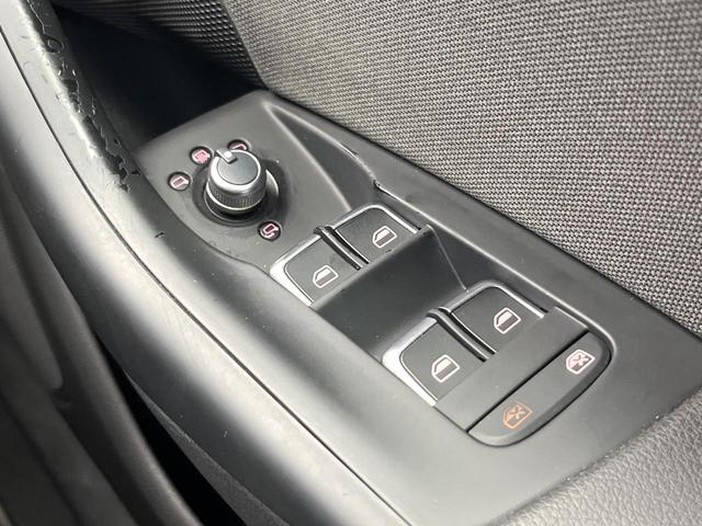Ｑ３ ２．０ＴＦＳＩクワトロ１８０ＰＳ　後期　４ＷＤ　パワーバックドア　プライバシーガラス　電動リアゲート　前席パワーシート　ＨＩＤヘッドランプ　純正１７インチアルミ　オートライト　バックカメラ　Ｂｌｕｅｔｏｏｔｈ再生　禁煙車（56枚目）