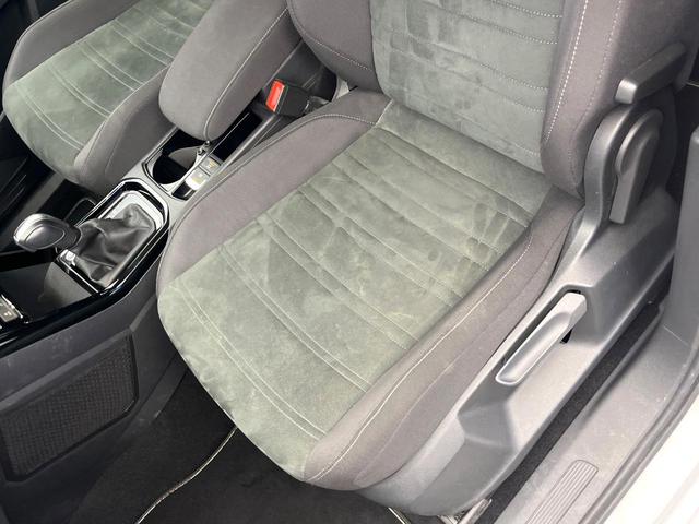ゴルフトゥーラン ＴＳＩ　ハイライン　テクノロジーパッケージ　アダプティブクルーズコントロール　衝突被害軽減システム　レーンアシスト　クリアランスソナー　ダブルエアコン　純正ナビ　バックカメラ　ＬＥＤヘッドランプ　オートライト　禁煙車（45枚目）