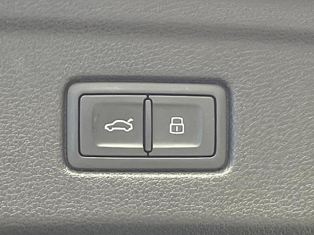 Ａ５スポーツバック ４０ＴＦＳＩスポーツ　マトリクスＬＥＤヘッドライトパッケージ　ラグジュアリーパッケージ　アシスタンスパッケージ　全席シートヒーター　プライバシーガラス　アダプティブクルーズコントロール　ダブルエアコン　電動リアゲート（8枚目）