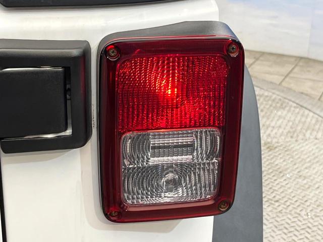 ジープ・ラングラーアンリミテッド スポーツ　４ＷＤ　クルーズコントロール　バックカメラ　サイドカメラ　サイドステップ　１７インチアルミ　オートエアコン　Ｂｌｕｅｔｏｏｔｈ再生　ワンオーナー　禁煙車（25枚目）