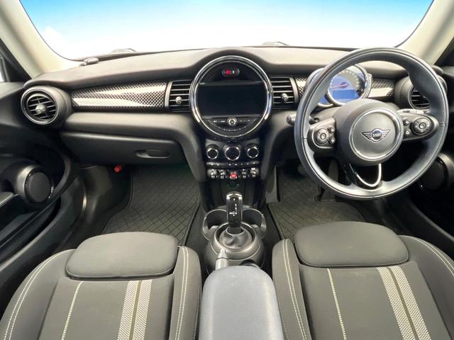 ＭＩＮＩ クーパーＳＤ　カメラパーキングアシストＰＫＧ　ペッパーＰＫＧ　アダプティブクルーズコントロール　純正１７インチアルミ　アダプティブＬＥＤ　前席シートヒーター　バックカメラ　Ｂｌｕｅｔｏｏｔｈ　禁煙車（2枚目）