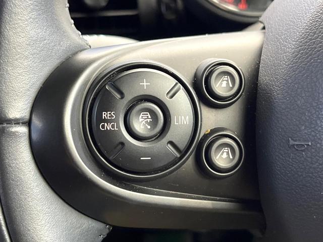 ＭＩＮＩ クーパーＳＤ　カメラパーキングアシストＰＫＧ　ペッパーＰＫＧ　アダプティブクルーズコントロール　純正１７インチアルミ　アダプティブＬＥＤ　前席シートヒーター　バックカメラ　Ｂｌｕｅｔｏｏｔｈ　禁煙車（6枚目）