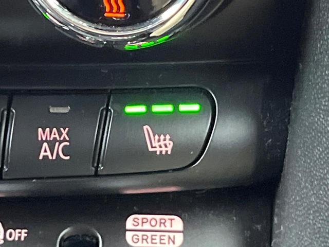 ＭＩＮＩ クーパーＳＤ　カメラパーキングアシストＰＫＧ　ペッパーＰＫＧ　アダプティブクルーズコントロール　純正１７インチアルミ　アダプティブＬＥＤ　前席シートヒーター　バックカメラ　Ｂｌｕｅｔｏｏｔｈ　禁煙車（7枚目）