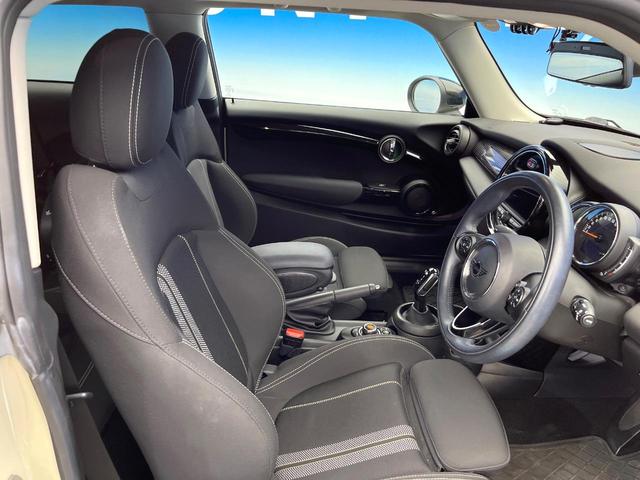 ＭＩＮＩ クーパーＳＤ　カメラパーキングアシストＰＫＧ　ペッパーＰＫＧ　アダプティブクルーズコントロール　純正１７インチアルミ　アダプティブＬＥＤ　前席シートヒーター　バックカメラ　Ｂｌｕｅｔｏｏｔｈ　禁煙車（9枚目）