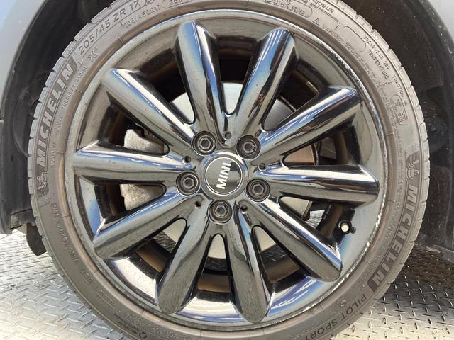 ＭＩＮＩ クーパーＳＤ　カメラパーキングアシストＰＫＧ　ペッパーＰＫＧ　アダプティブクルーズコントロール　純正１７インチアルミ　アダプティブＬＥＤ　前席シートヒーター　バックカメラ　Ｂｌｕｅｔｏｏｔｈ　禁煙車（35枚目）