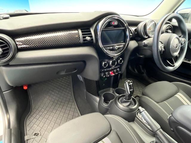 ＭＩＮＩ クーパーＳＤ　カメラパーキングアシストＰＫＧ　ペッパーＰＫＧ　アダプティブクルーズコントロール　純正１７インチアルミ　アダプティブＬＥＤ　前席シートヒーター　バックカメラ　Ｂｌｕｅｔｏｏｔｈ　禁煙車（39枚目）