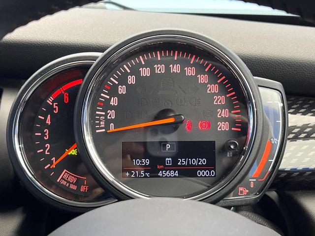 ＭＩＮＩ クーパーＳＤ　カメラパーキングアシストＰＫＧ　ペッパーＰＫＧ　アダプティブクルーズコントロール　純正１７インチアルミ　アダプティブＬＥＤ　前席シートヒーター　バックカメラ　Ｂｌｕｅｔｏｏｔｈ　禁煙車（43枚目）