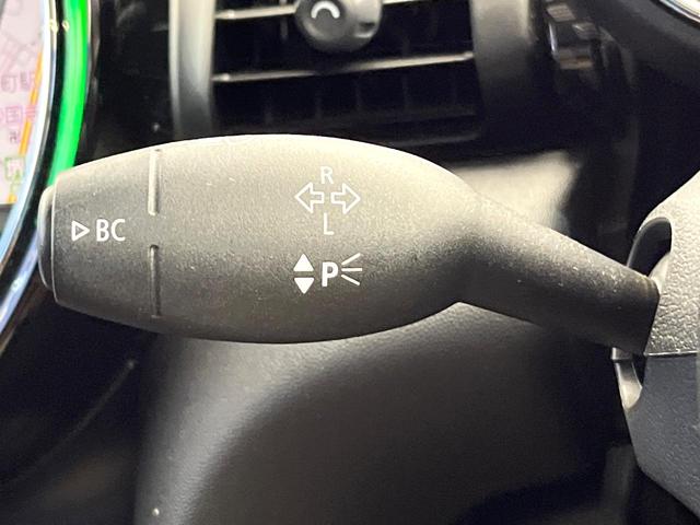 ＭＩＮＩ クーパーＳＤ　カメラパーキングアシストＰＫＧ　ペッパーＰＫＧ　アダプティブクルーズコントロール　純正１７インチアルミ　アダプティブＬＥＤ　前席シートヒーター　バックカメラ　Ｂｌｕｅｔｏｏｔｈ　禁煙車（44枚目）