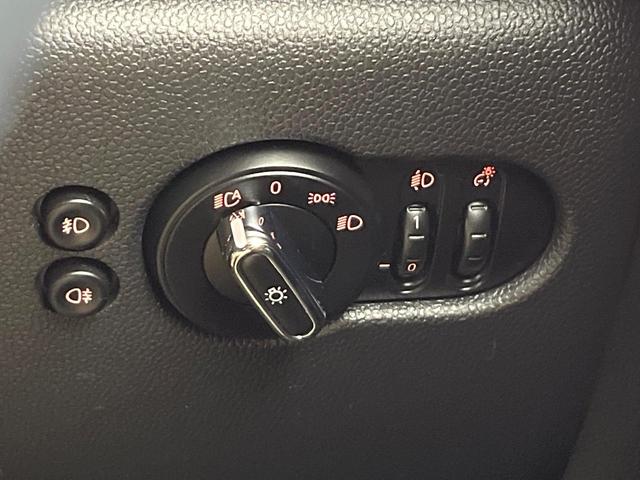 ＭＩＮＩ クーパーＳＤ　カメラパーキングアシストＰＫＧ　ペッパーＰＫＧ　アダプティブクルーズコントロール　純正１７インチアルミ　アダプティブＬＥＤ　前席シートヒーター　バックカメラ　Ｂｌｕｅｔｏｏｔｈ　禁煙車（48枚目）