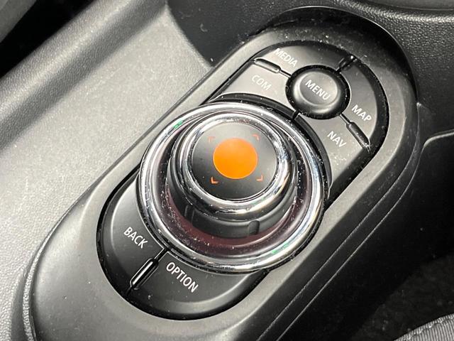 ＭＩＮＩ クーパーＳＤ　カメラパーキングアシストＰＫＧ　ペッパーＰＫＧ　アダプティブクルーズコントロール　純正１７インチアルミ　アダプティブＬＥＤ　前席シートヒーター　バックカメラ　Ｂｌｕｅｔｏｏｔｈ　禁煙車（51枚目）