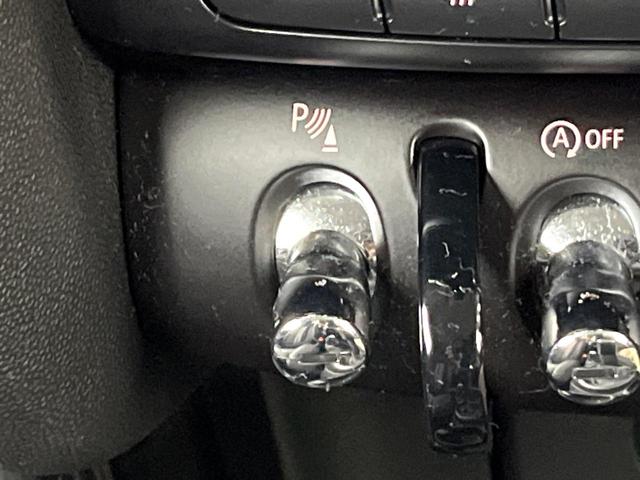 ＭＩＮＩ クーパーＳＤ　カメラパーキングアシストＰＫＧ　ペッパーＰＫＧ　アダプティブクルーズコントロール　純正１７インチアルミ　アダプティブＬＥＤ　前席シートヒーター　バックカメラ　Ｂｌｕｅｔｏｏｔｈ　禁煙車（56枚目）