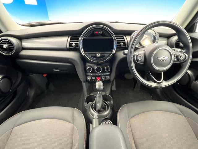 ＭＩＮＩ クーパーＤ　３ドア　カメラ／パーキングアシストＰＫＧ　ペッパーＰＫＧ　ＬＥＤヘッドランプ／ユニオンジャックデザインＬＥＤリアランプ　純正ナビ　デュアルオートエアコン　スマートキー　プライバシーガラス　禁煙（2枚目）