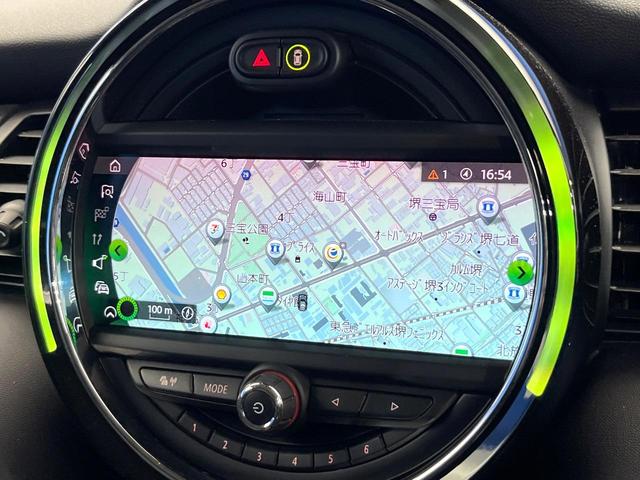 ＭＩＮＩ クーパーＤ　３ドア　カメラ／パーキングアシストＰＫＧ　ペッパーＰＫＧ　ＬＥＤヘッドランプ／ユニオンジャックデザインＬＥＤリアランプ　純正ナビ　デュアルオートエアコン　スマートキー　プライバシーガラス　禁煙（4枚目）