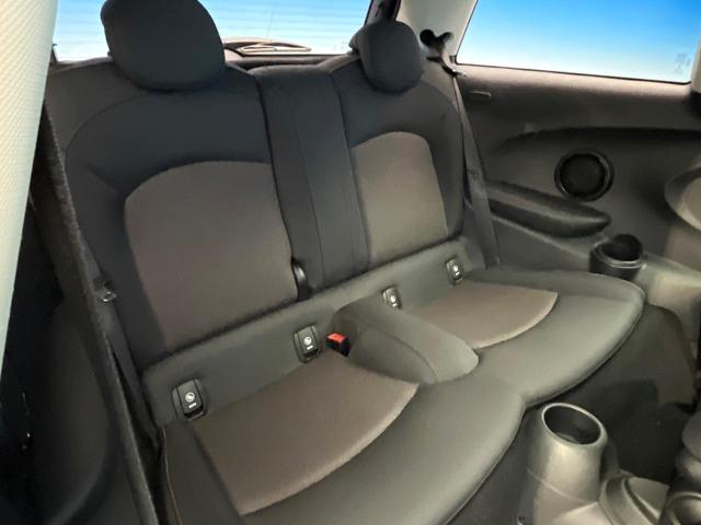 ＭＩＮＩ クーパーＤ　３ドア　カメラ／パーキングアシストＰＫＧ　ペッパーＰＫＧ　ＬＥＤヘッドランプ／ユニオンジャックデザインＬＥＤリアランプ　純正ナビ　デュアルオートエアコン　スマートキー　プライバシーガラス　禁煙（10枚目）