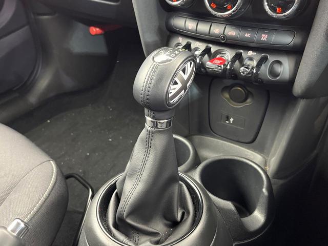 ＭＩＮＩ クーパーＤ　３ドア　カメラ／パーキングアシストＰＫＧ　ペッパーＰＫＧ　ＬＥＤヘッドランプ／ユニオンジャックデザインＬＥＤリアランプ　純正ナビ　デュアルオートエアコン　スマートキー　プライバシーガラス　禁煙（12枚目）