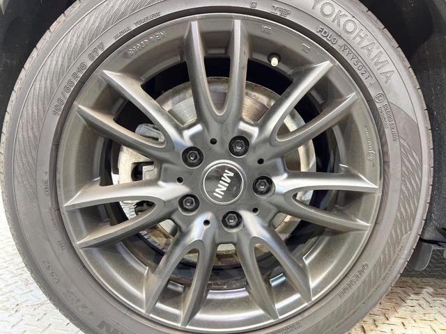 ＭＩＮＩ クーパーＤ　３ドア　カメラ／パーキングアシストＰＫＧ　ペッパーＰＫＧ　ＬＥＤヘッドランプ／ユニオンジャックデザインＬＥＤリアランプ　純正ナビ　デュアルオートエアコン　スマートキー　プライバシーガラス　禁煙（40枚目）