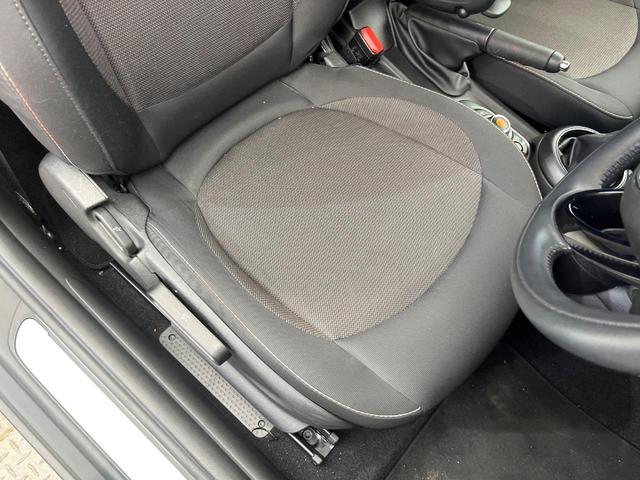 ＭＩＮＩ クーパーＤ　３ドア　カメラ／パーキングアシストＰＫＧ　ペッパーＰＫＧ　ＬＥＤヘッドランプ／ユニオンジャックデザインＬＥＤリアランプ　純正ナビ　デュアルオートエアコン　スマートキー　プライバシーガラス　禁煙（44枚目）