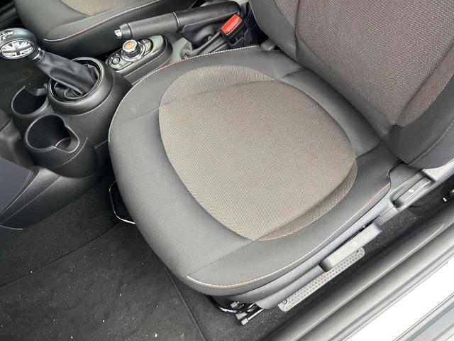 ＭＩＮＩ クーパーＤ　３ドア　カメラ／パーキングアシストＰＫＧ　ペッパーＰＫＧ　ＬＥＤヘッドランプ／ユニオンジャックデザインＬＥＤリアランプ　純正ナビ　デュアルオートエアコン　スマートキー　プライバシーガラス　禁煙（45枚目）