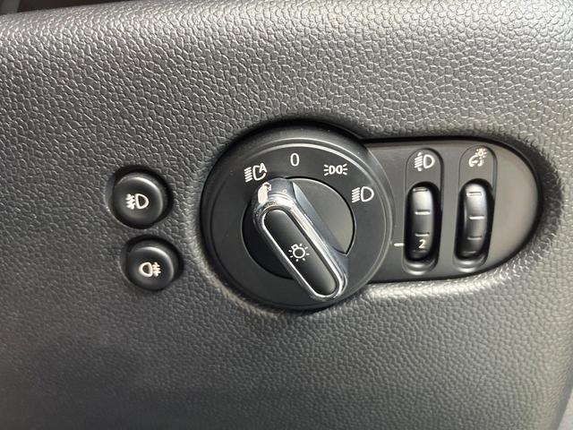 ＭＩＮＩ クーパーＤ　３ドア　カメラ／パーキングアシストＰＫＧ　ペッパーＰＫＧ　ＬＥＤヘッドランプ／ユニオンジャックデザインＬＥＤリアランプ　純正ナビ　デュアルオートエアコン　スマートキー　プライバシーガラス　禁煙（48枚目）