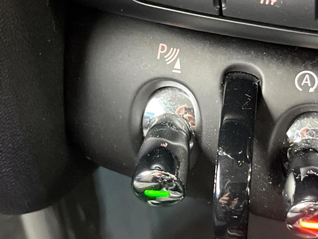 ＭＩＮＩ クーパーＤ　３ドア　カメラ／パーキングアシストＰＫＧ　ペッパーＰＫＧ　ＬＥＤヘッドランプ／ユニオンジャックデザインＬＥＤリアランプ　純正ナビ　デュアルオートエアコン　スマートキー　プライバシーガラス　禁煙（57枚目）