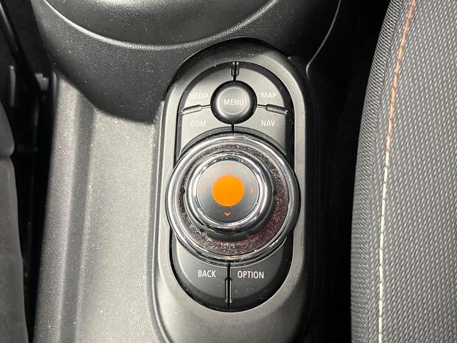 ＭＩＮＩ クーパーＤ　３ドア　カメラ／パーキングアシストＰＫＧ　ペッパーＰＫＧ　ＬＥＤヘッドランプ／ユニオンジャックデザインＬＥＤリアランプ　純正ナビ　デュアルオートエアコン　スマートキー　プライバシーガラス　禁煙（59枚目）