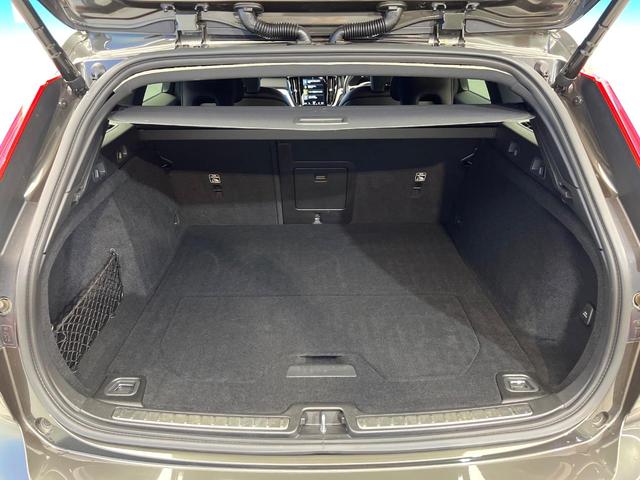 Ｖ６０ Ｂ５　Ｒデザイン　クライメートパッケージ　ｈａｒｍａｎ／ｋａｒｄｏｎ　アダプティブクルーズコントロール　３６０度ビューカメラ　純正ナビ　禁煙車　ヘッドアップディスプレイ　全席シートヒーター　電動リアゲート（13枚目）