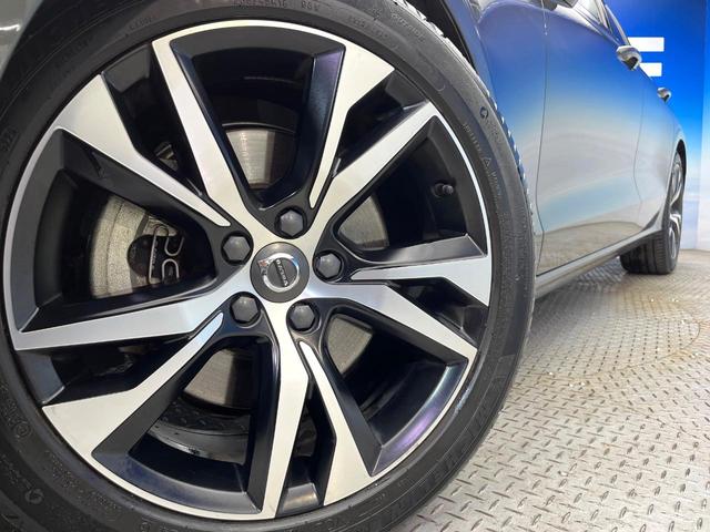 Ｖ６０ Ｂ５　Ｒデザイン　クライメートパッケージ　ｈａｒｍａｎ／ｋａｒｄｏｎ　アダプティブクルーズコントロール　３６０度ビューカメラ　純正ナビ　禁煙車　ヘッドアップディスプレイ　全席シートヒーター　電動リアゲート（15枚目）