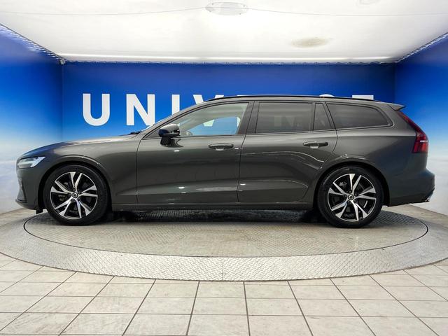 Ｖ６０ Ｂ５　Ｒデザイン　クライメートパッケージ　ｈａｒｍａｎ／ｋａｒｄｏｎ　アダプティブクルーズコントロール　３６０度ビューカメラ　純正ナビ　禁煙車　ヘッドアップディスプレイ　全席シートヒーター　電動リアゲート（24枚目）