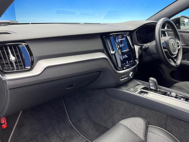 Ｖ６０ Ｂ５　Ｒデザイン　クライメートパッケージ　ｈａｒｍａｎ／ｋａｒｄｏｎ　アダプティブクルーズコントロール　３６０度ビューカメラ　純正ナビ　禁煙車　ヘッドアップディスプレイ　全席シートヒーター　電動リアゲート（48枚目）