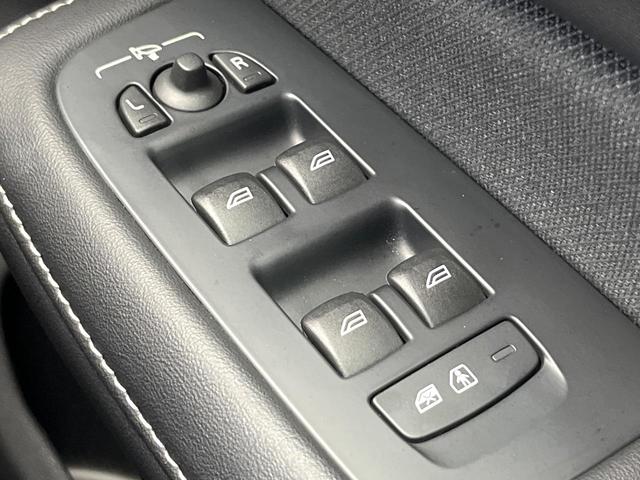 Ｖ６０ Ｂ５　Ｒデザイン　クライメートパッケージ　ｈａｒｍａｎ／ｋａｒｄｏｎ　アダプティブクルーズコントロール　３６０度ビューカメラ　純正ナビ　禁煙車　ヘッドアップディスプレイ　全席シートヒーター　電動リアゲート（52枚目）