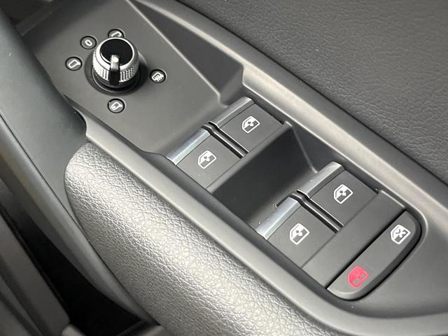 Ｑ５ ＴＤＩ　１ｓｔエディション　ブラックスタイリング　２５０台限定車　アダプティブクルーズコントロール　マトリクスＬＥＤヘッドライト　黒革シート　バーチャルコックピット　３６０度カメラシステム　全席シートヒーター　純正ナビ　純正２０インチアルミ　禁煙車（50枚目）