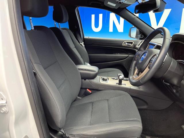 ジープ・グランドチェロキー ラレード　４ＷＤ　クルーズコントロール　バックカメラ　ＨＩＤヘッドランプ　オートライト　前席パワーシート　純正１８インチアルミ　純正ナビ　フルセグ　Ｂｌｕｅｔｏｏｔｈ　スマートキー　禁煙車（10枚目）