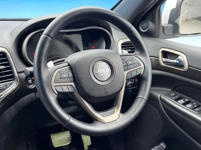 ジープ・グランドチェロキー ラレード　４ＷＤ　クルーズコントロール　バックカメラ　ＨＩＤヘッドランプ　オートライト　前席パワーシート　純正１８インチアルミ　純正ナビ　フルセグ　Ｂｌｕｅｔｏｏｔｈ　スマートキー　禁煙車（12枚目）