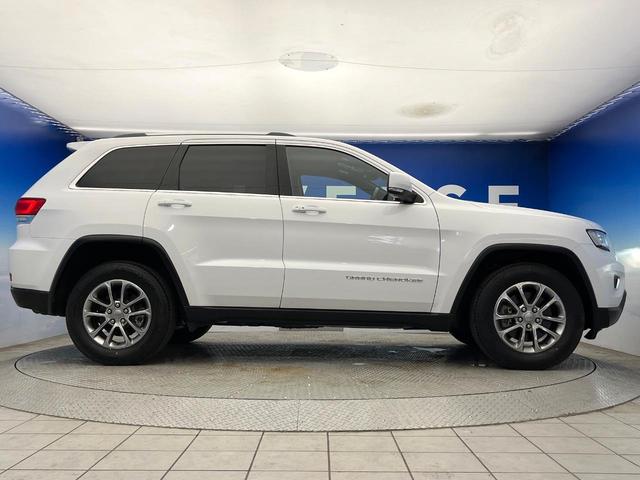 ジープ・グランドチェロキー ラレード　４ＷＤ　クルーズコントロール　バックカメラ　ＨＩＤヘッドランプ　オートライト　前席パワーシート　純正１８インチアルミ　純正ナビ　フルセグ　Ｂｌｕｅｔｏｏｔｈ　スマートキー　禁煙車（24枚目）