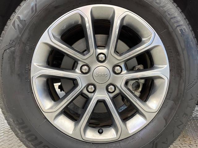 ジープ・グランドチェロキー ラレード　４ＷＤ　クルーズコントロール　バックカメラ　ＨＩＤヘッドランプ　オートライト　前席パワーシート　純正１８インチアルミ　純正ナビ　フルセグ　Ｂｌｕｅｔｏｏｔｈ　スマートキー　禁煙車（32枚目）