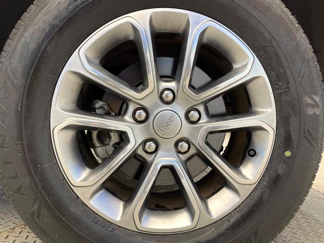 ジープ・グランドチェロキー ラレード　４ＷＤ　クルーズコントロール　バックカメラ　ＨＩＤヘッドランプ　オートライト　前席パワーシート　純正１８インチアルミ　純正ナビ　フルセグ　Ｂｌｕｅｔｏｏｔｈ　スマートキー　禁煙車（33枚目）