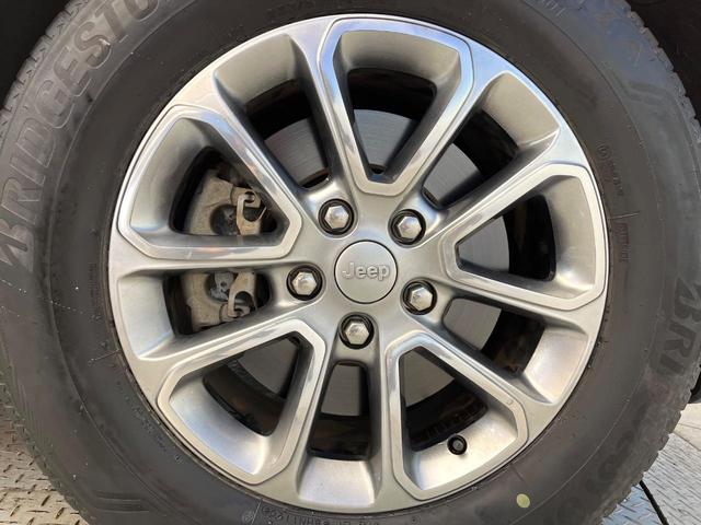 ジープ・グランドチェロキー ラレード　４ＷＤ　クルーズコントロール　バックカメラ　ＨＩＤヘッドランプ　オートライト　前席パワーシート　純正１８インチアルミ　純正ナビ　フルセグ　Ｂｌｕｅｔｏｏｔｈ　スマートキー　禁煙車（34枚目）